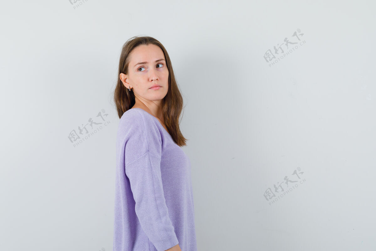 淑女年轻的女性穿着丁香色的衬衫 看起来很有理性…文本空间手衬衫女性