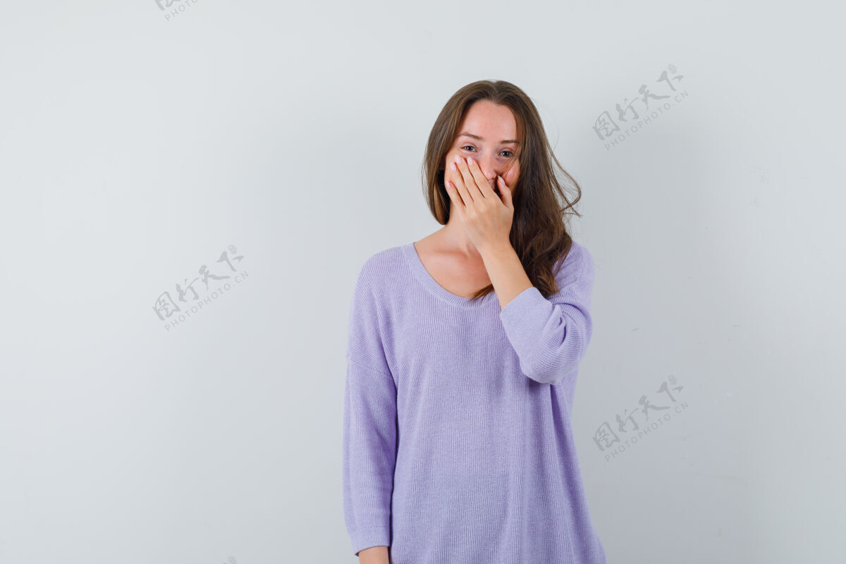 奢华穿着淡紫色上衣的年轻女子 手放在嘴上 看上去很高兴美女模特衬衫女性