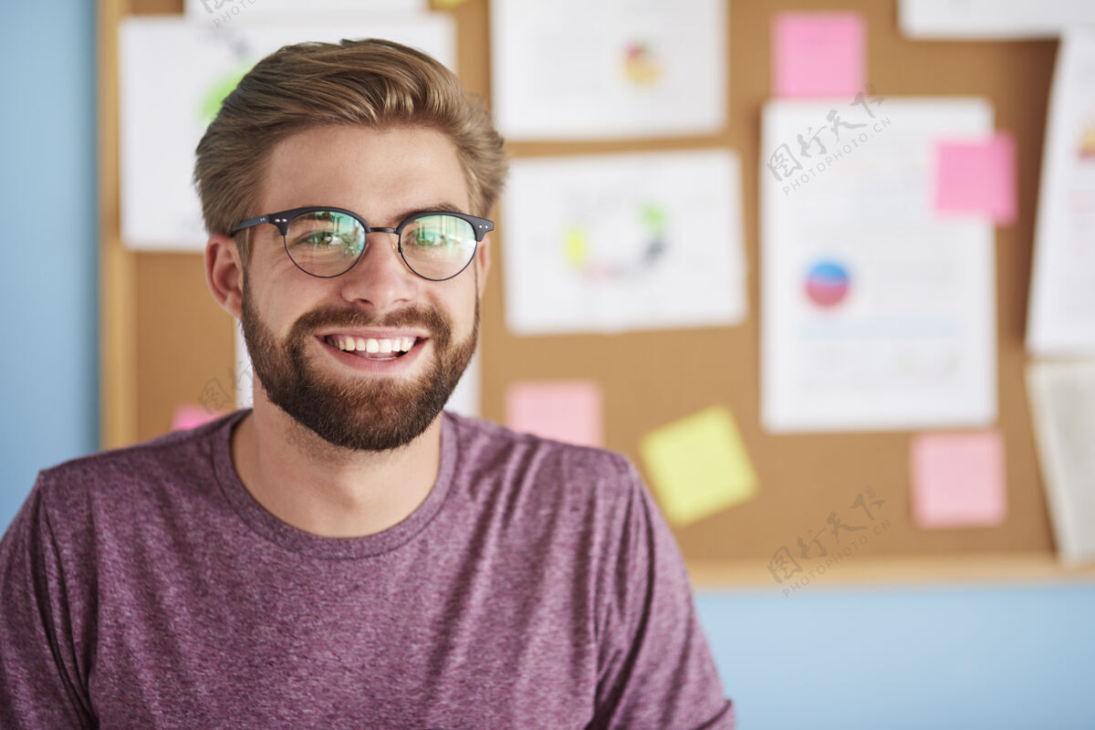 眼镜戴着眼镜在办公室微笑的快乐男人男人商务人士董事会
