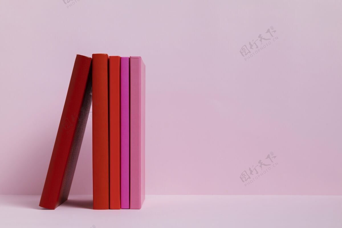 复制空间粉红色背景的彩色书籍水平分类框架