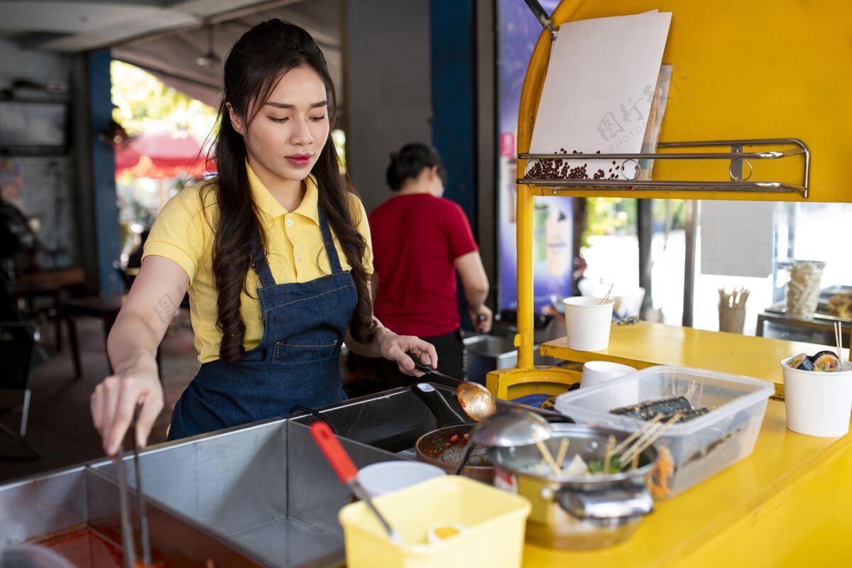 美食中等身材的女人在工作水平烹饪烹饪