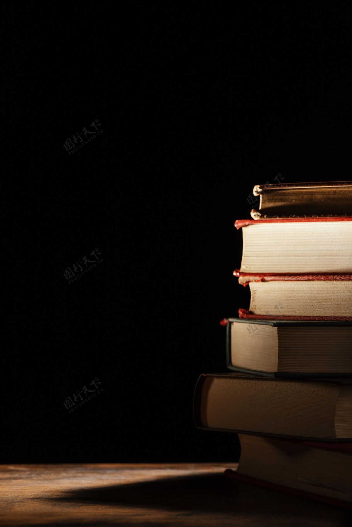 教育与书籍和黑暗的背景搭配文献排列框架