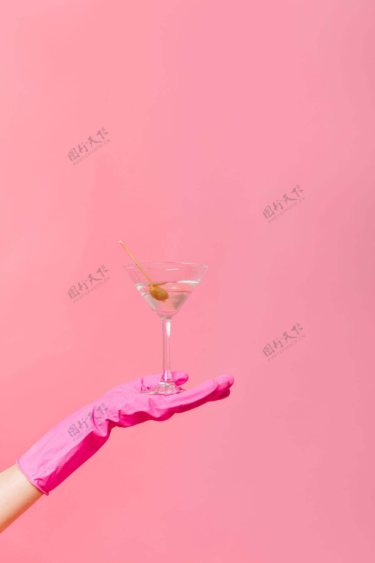 电话粉红色墙上手拿橄榄的马提尼杯的照片马提尼酒成人可爱