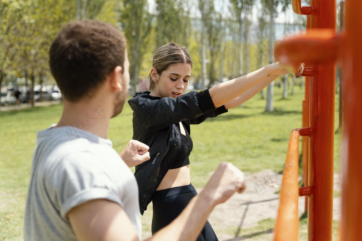 水平女人和男人一起在户外锻炼的侧视图户外运动活泼
