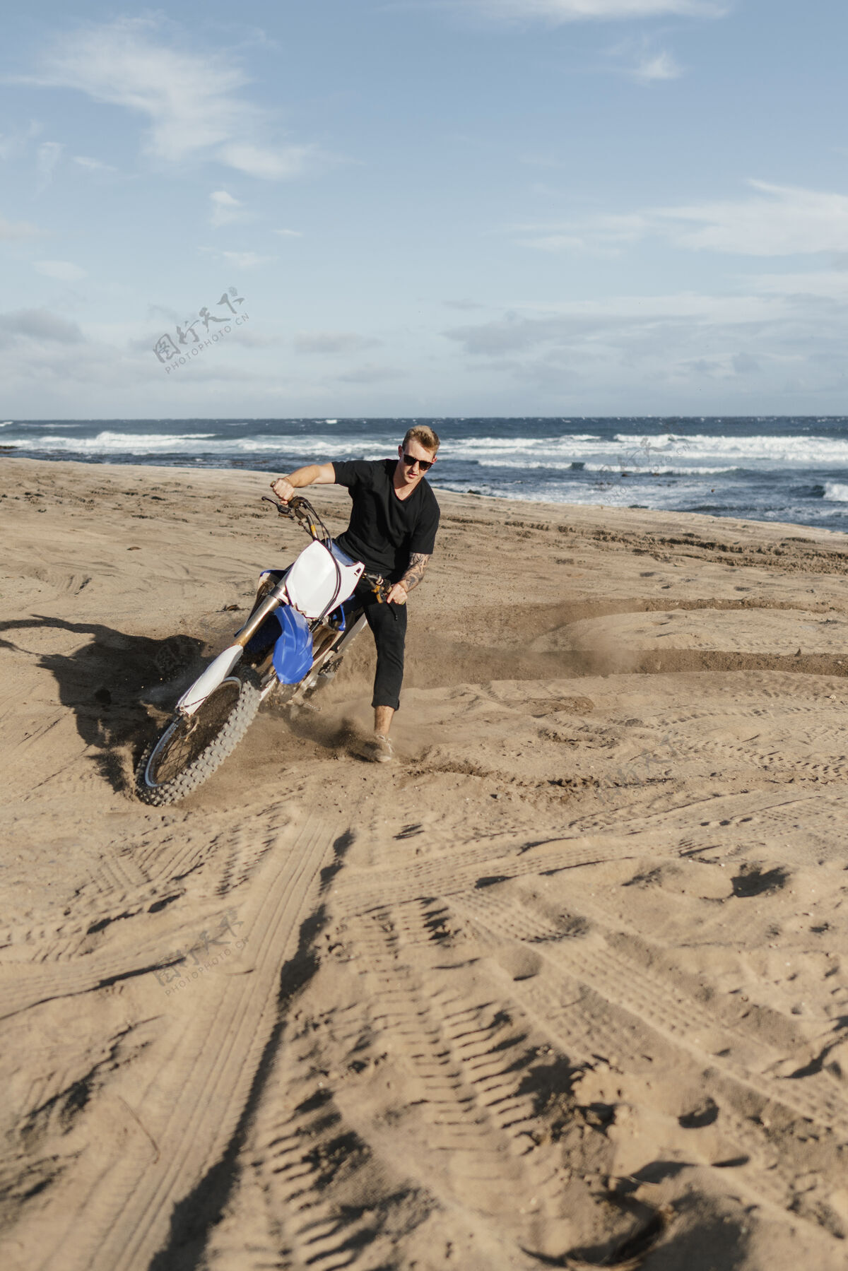 夏威夷群岛夏威夷骑摩托车的人模型旅游冒险