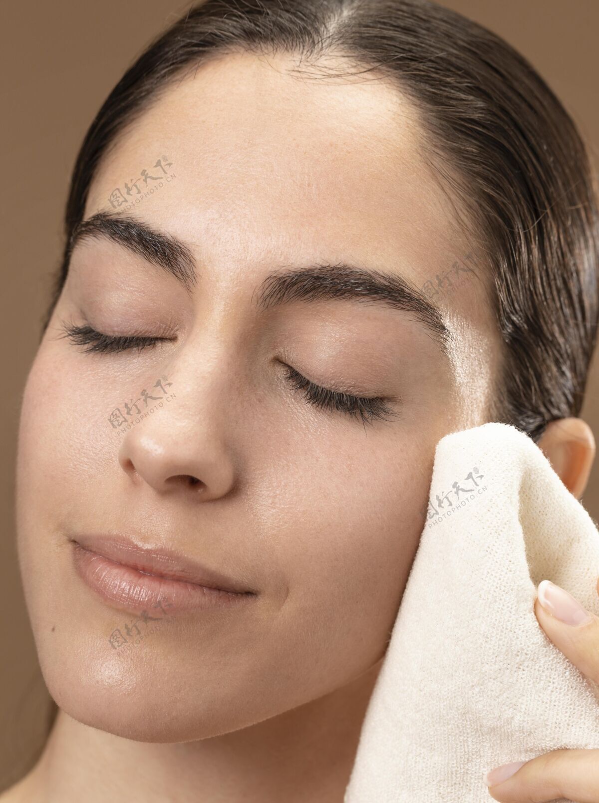 治疗照顾她的脸的女人眉毛治疗美容护理
