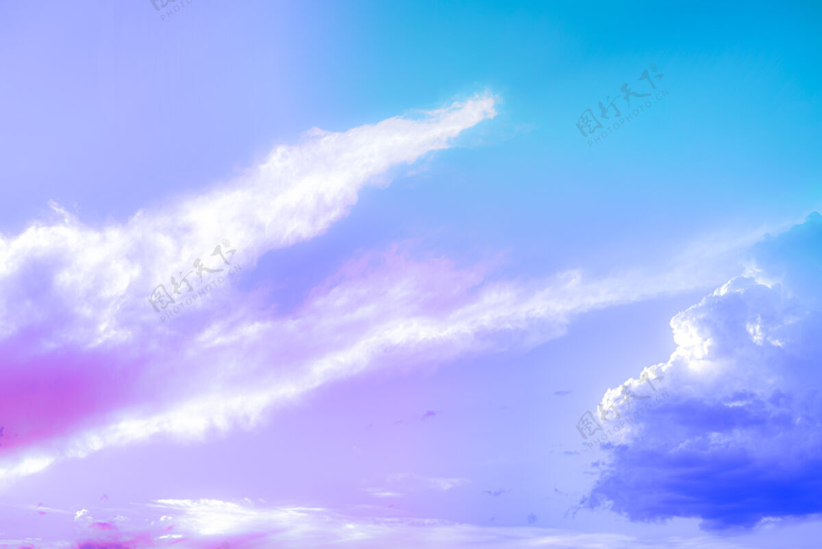 明亮美丽的艺术天空 五彩缤纷的云彩干净背景夏天