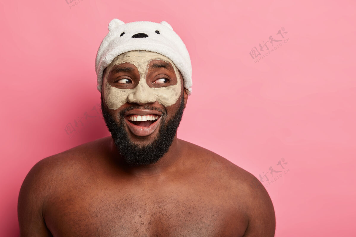 水疗美国黑人戴着泥面具 表达积极情绪光滑卫生美容