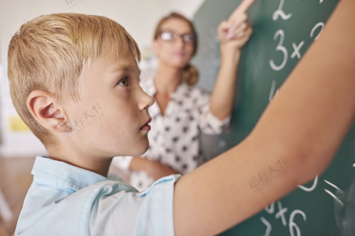 技能学生男孩在黑板上做数学题知识课堂专业知识