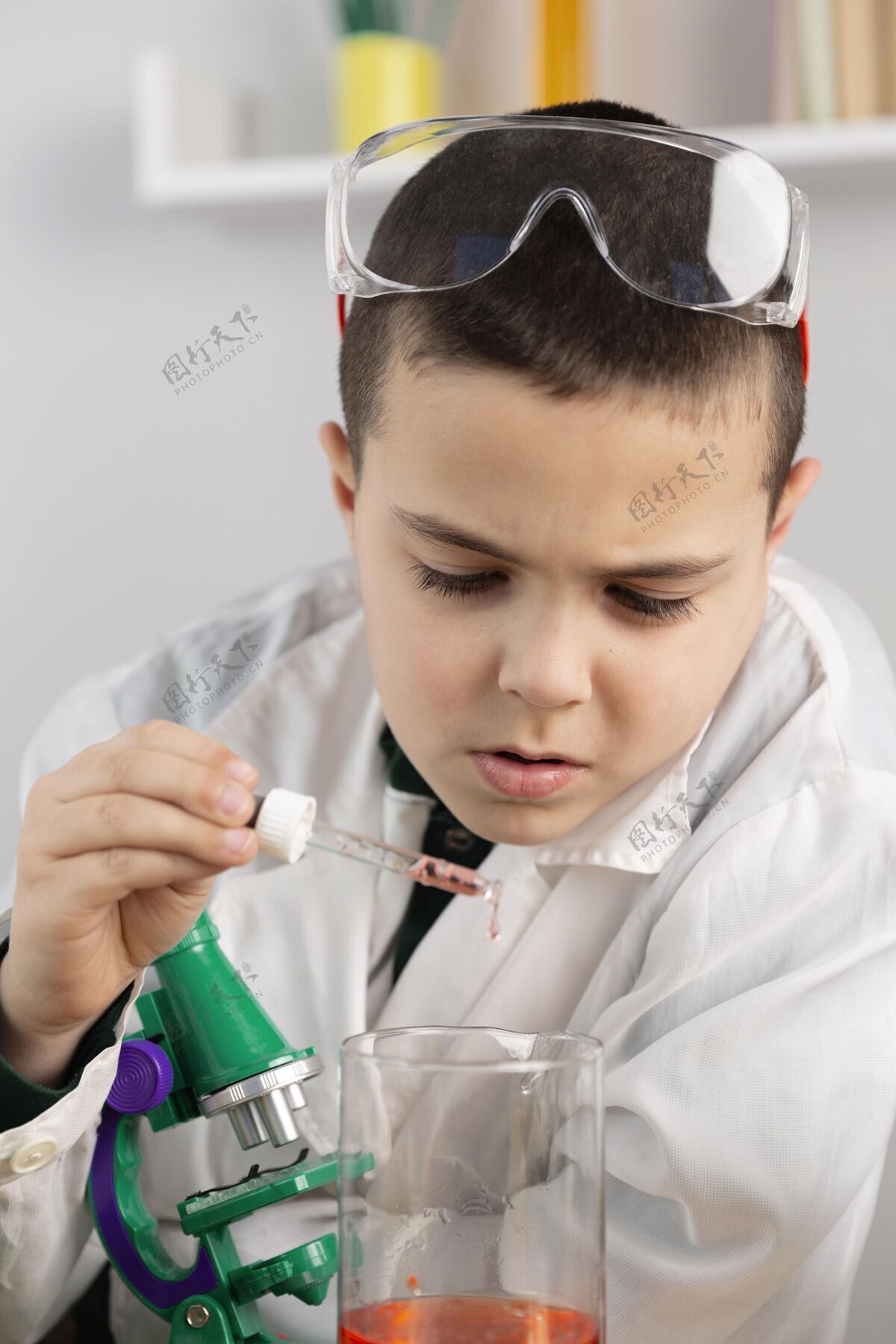 男孩在实验室做实验的男孩科学家试管实验室