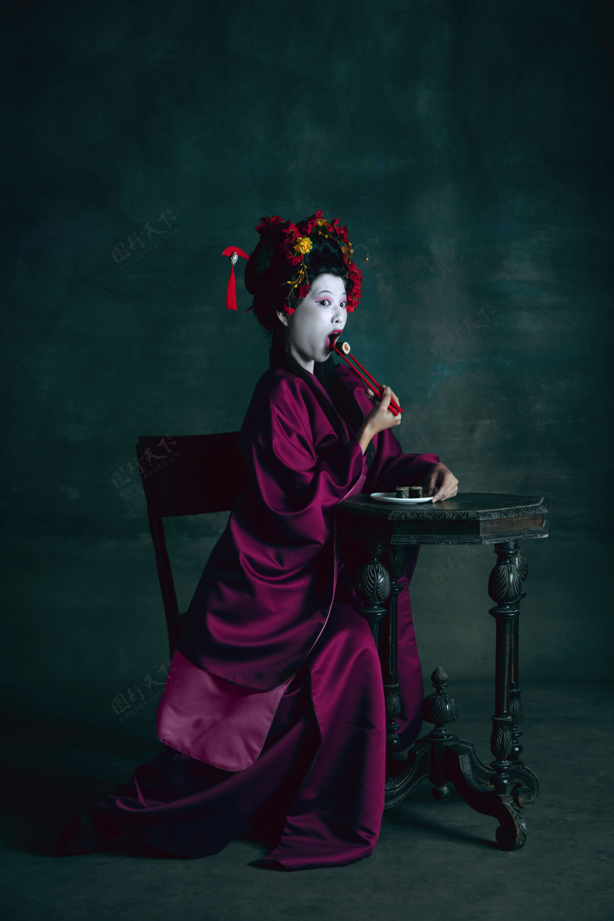 时代梦幻年轻的日本女人像艺妓一样孤立在深绿色的墙上复古的风格 比较时代的概念漂亮的女模特喜欢鲜明的历史人物 老式的古代历史肖像