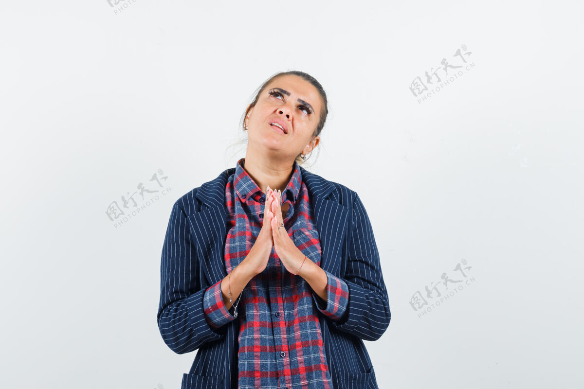 前面女士手牵手祈祷的姿势在衬衫 夹克衫和期待前视图人微笑女性