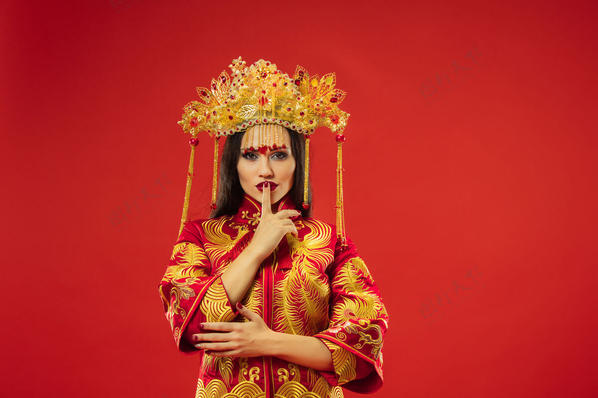 穿着中国传统的优雅女子在红墙工作室中国年轻人中国人