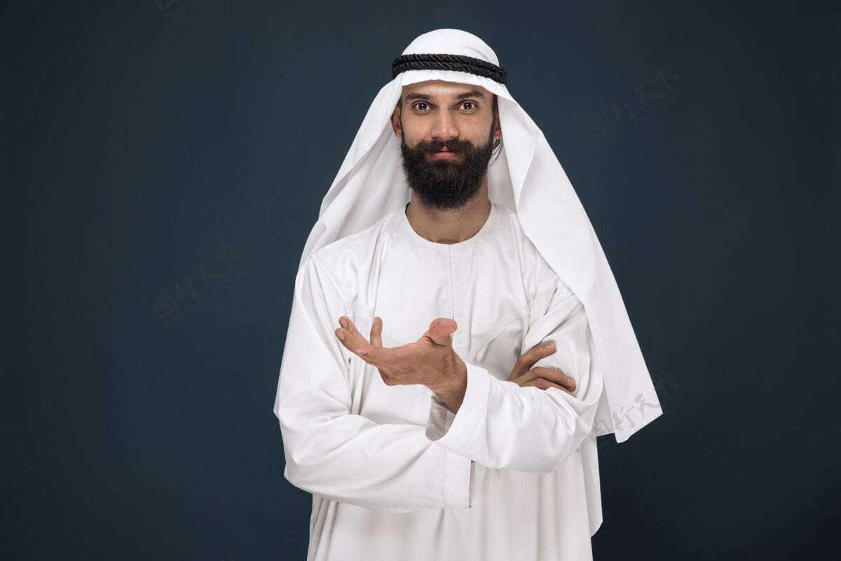 传统深蓝色工作室墙上的阿拉伯沙特商人半身像胡须衣服阿联酋