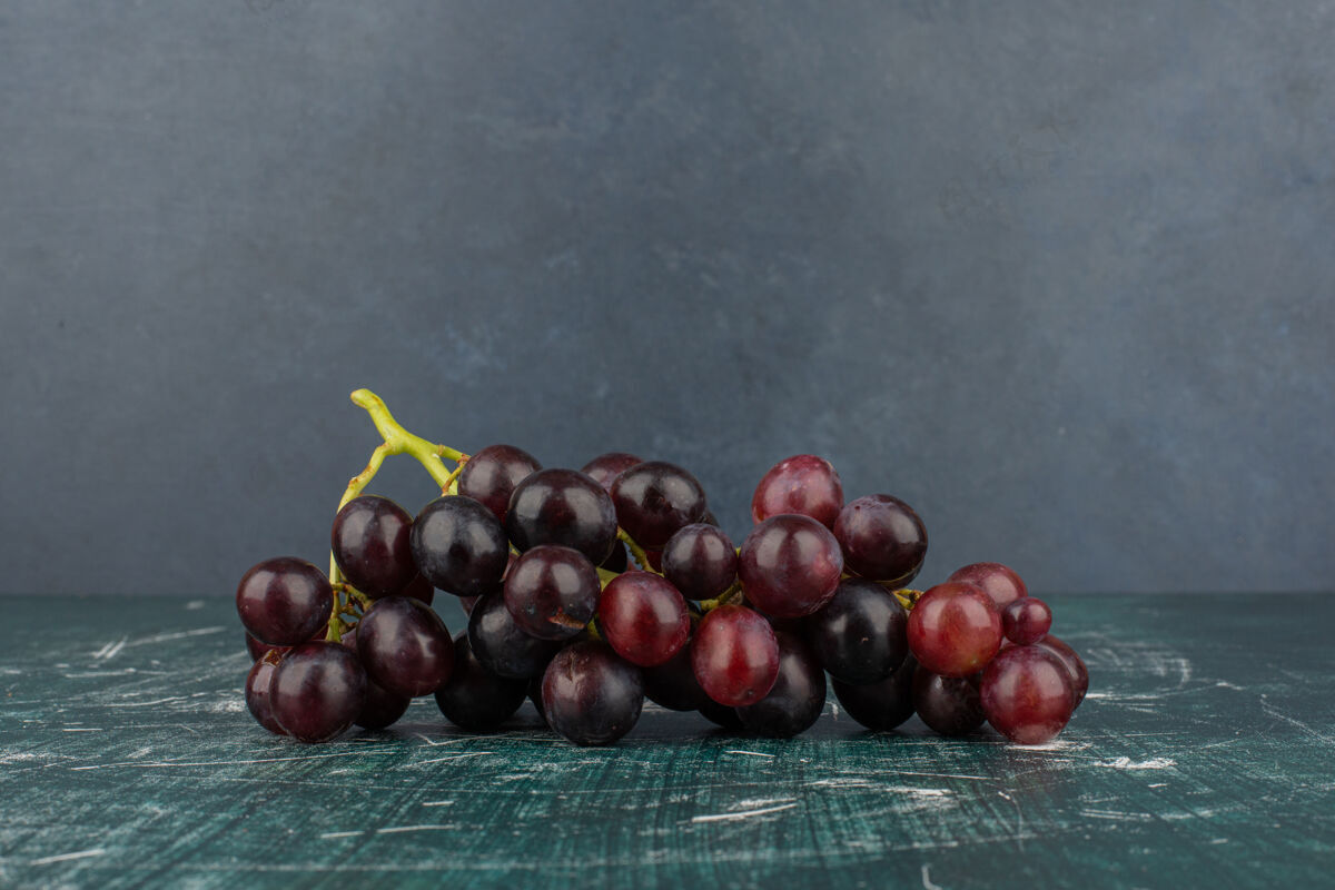 水果大理石桌上的一簇黑葡萄有机葡萄黑色