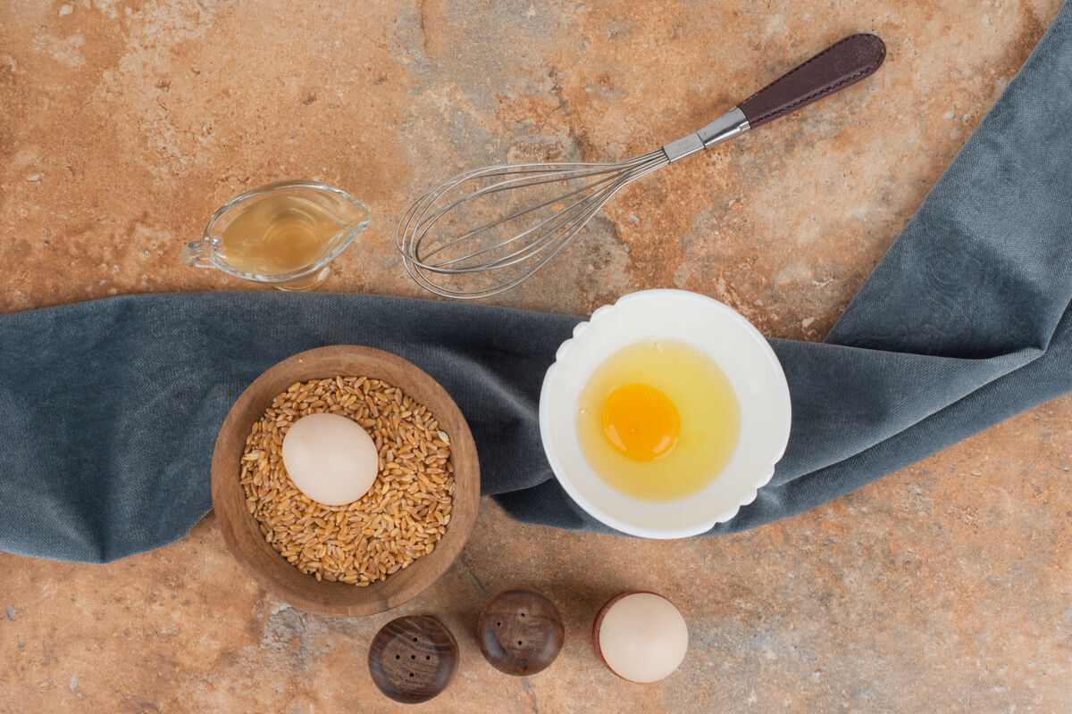 灰色鸡蛋和生鸡蛋放在大理石桌上的盘子里蛋黄鸡蛋大理石