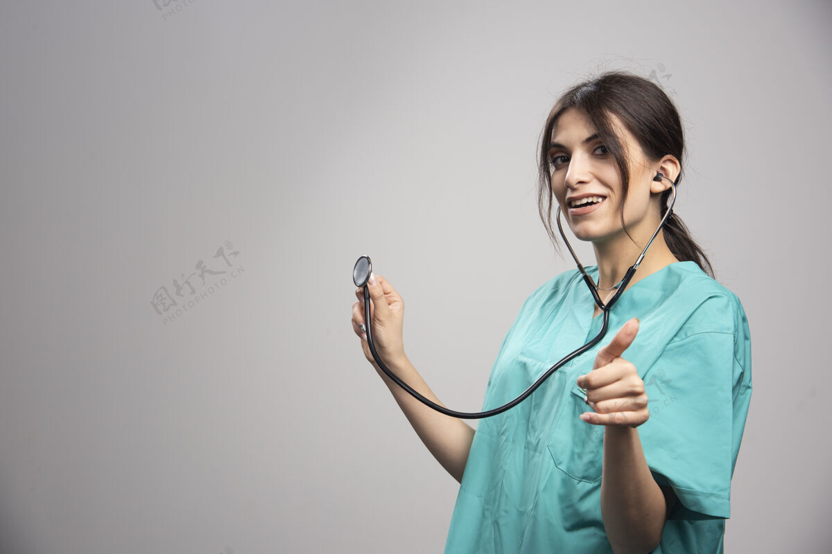 医院画像上的女医生惊讶于灰色的结果治疗成人医疗