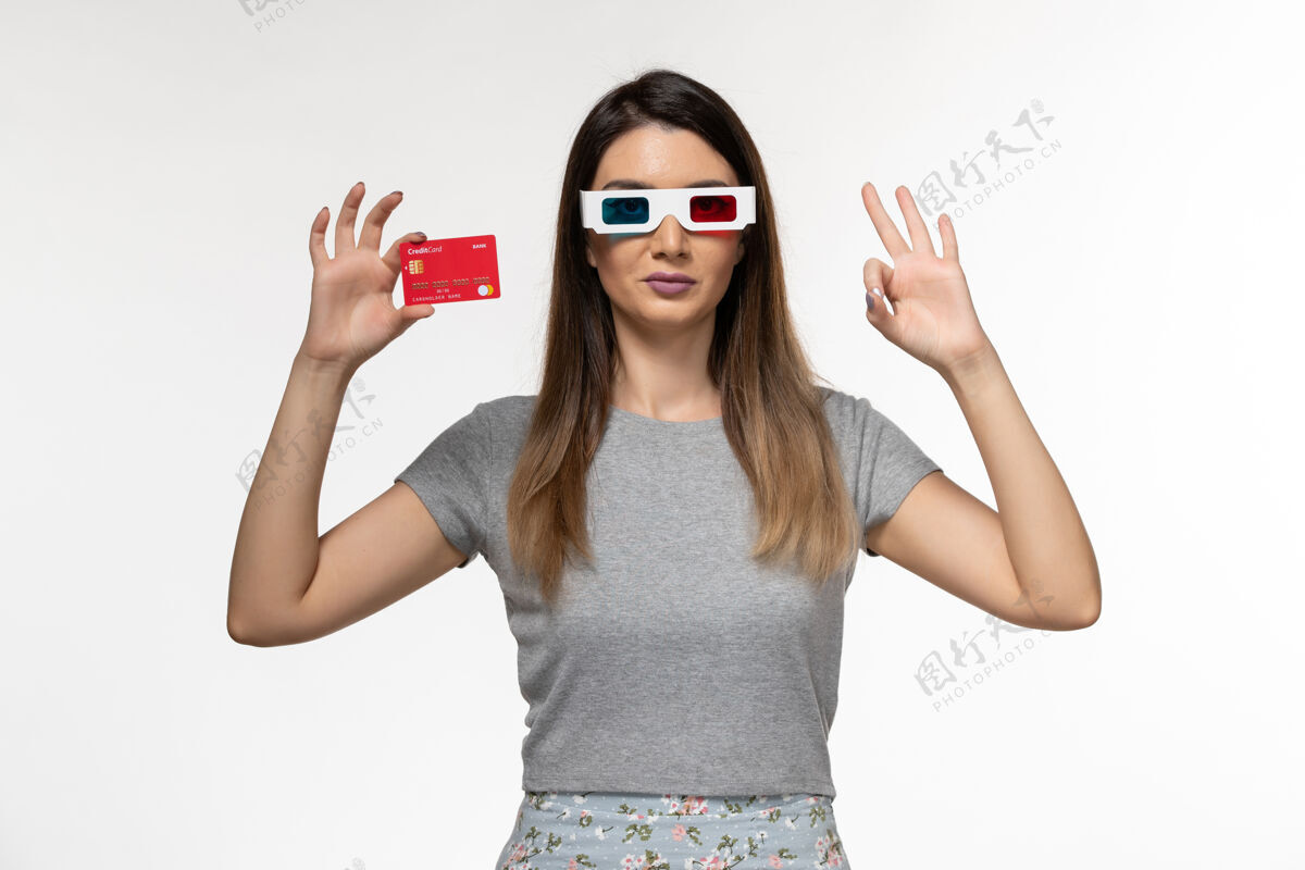 前面正面图：戴着d型太阳镜手持银行卡的年轻女性 浅白色表面太阳镜性感孤独