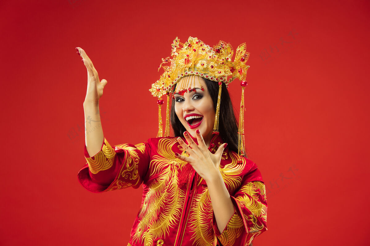 传统中国传统的优雅女子在红墙工作室指快乐时尚