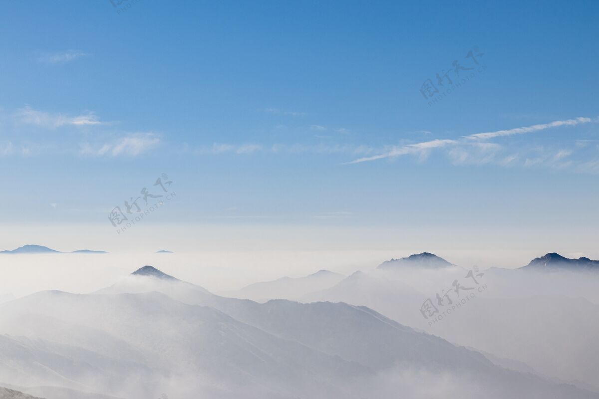 天气俯瞰白雾笼罩的山脉山自然气候
