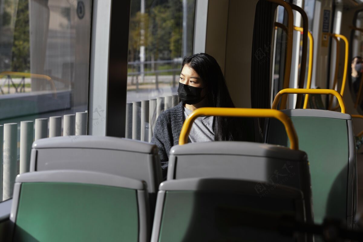女性公共汽车上戴着面具的年轻女子巴士自然姿势