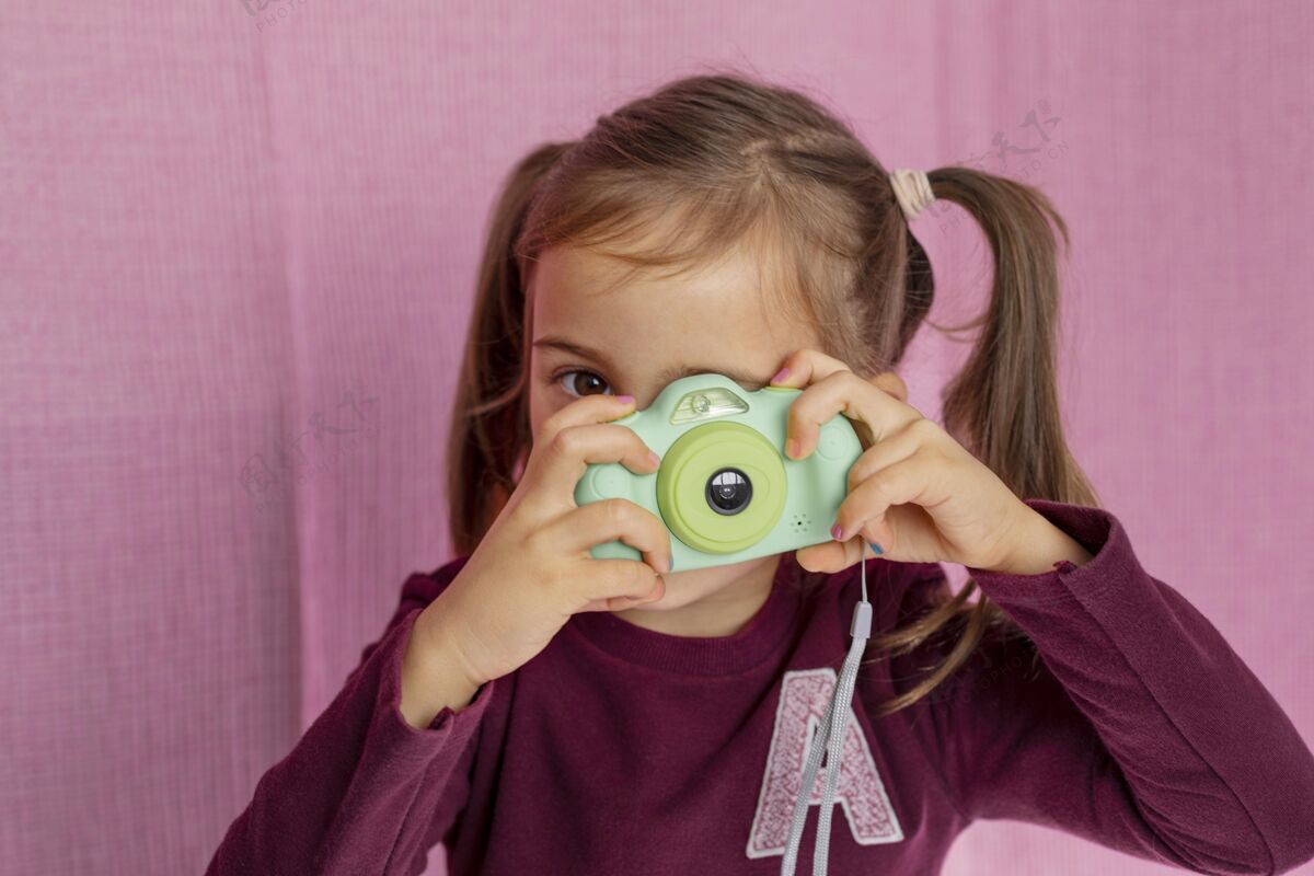 肖像画像小女孩玩相机年轻拍照模特