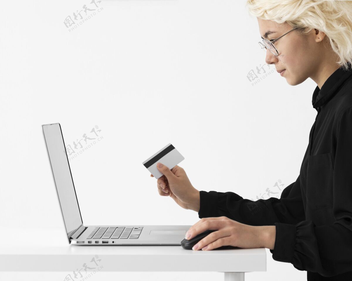 最小特写拿着信用卡的女人笔记本电脑科技小玩意