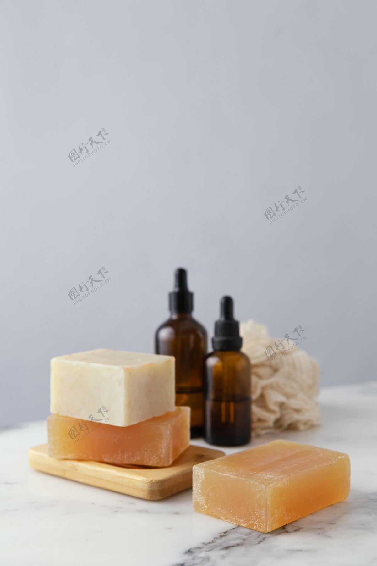 精华有肥皂和血清的木板环保肥皂可持续发展