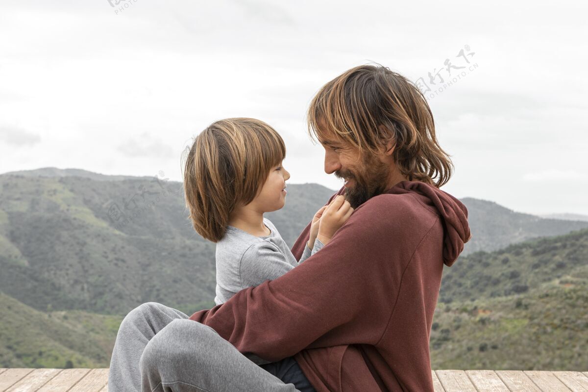 拥抱小男孩和他的父亲年轻孩子父亲