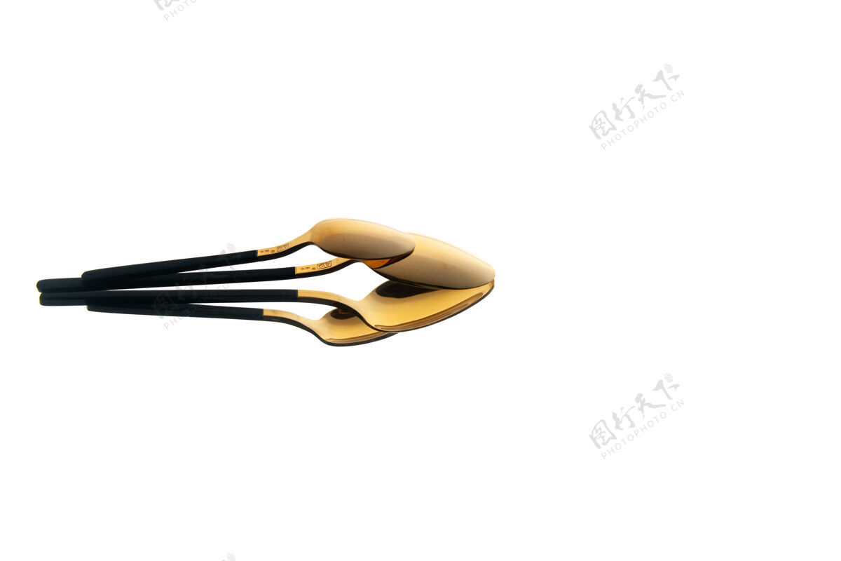 设备白色背景上的金色勺子的前视图食物黑设备