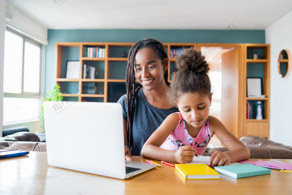 女儿母亲在家里帮助和支持女儿上网络学校新的正常生活方式理念单亲观念学校在一起女孩