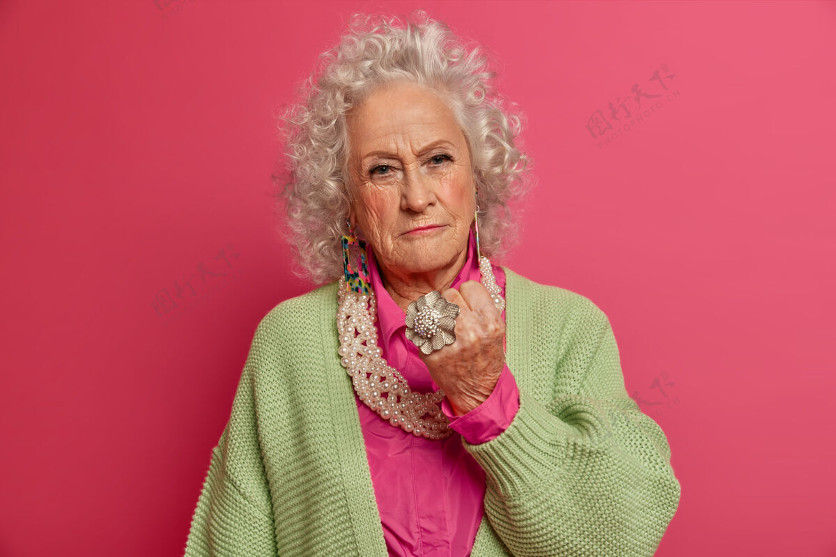 女性特写优雅的老妇人穿着时尚的衣服戒指愤怒外表