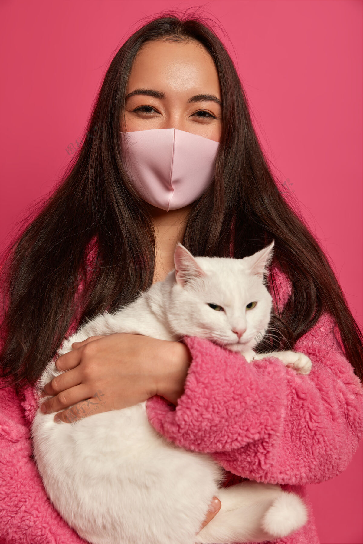 空气戴着防护面具的年轻美女抱着一只猫的特写镜头携带病人人