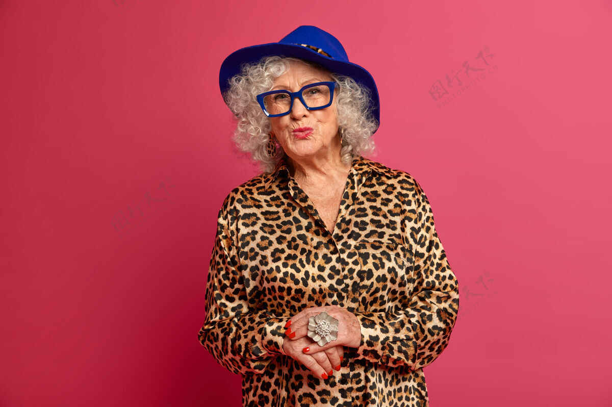 人幸福满脸皱纹的时尚老奶奶的特写写真帽子优雅人