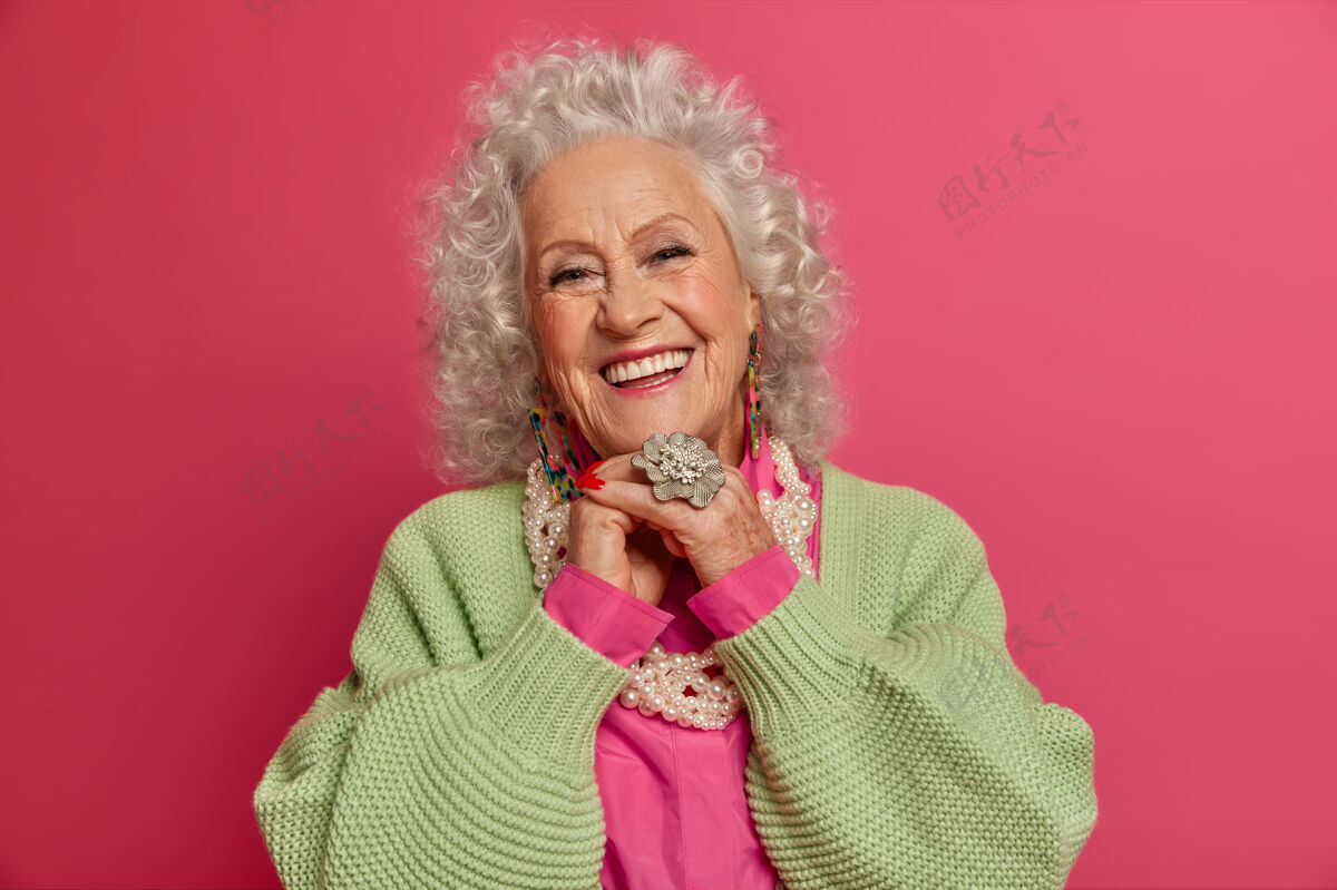 微笑特写优雅的老妇人穿着时尚的衣服外观女人奶奶