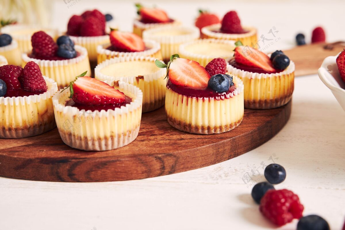 奇迹高角度拍摄的奶酪蛋糕与水果果冻和水果在一个木制的盘子糕点盘子美味