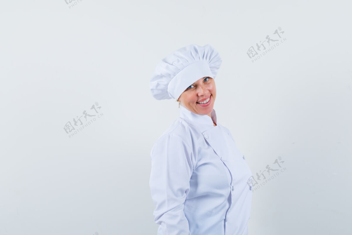 好看身着白色制服的女厨师看着前面 看上去很自信喜悦黑发女士