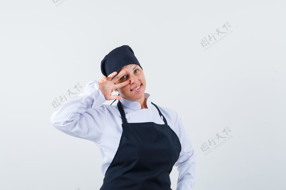 脸一个金发女人 穿着黑色厨师制服 眼睛上有v字 看起来很漂亮年轻魅力护理