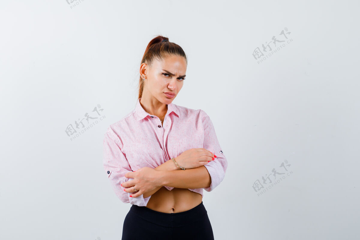 头发年轻女性交叉双臂站在休闲衬衫 裤子和看起来自信微笑裤子交叉