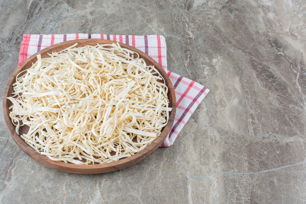 风味塞西尔奶酪放在碗里 粗麻布餐巾放在大理石上奶酪开胃菜茶巾