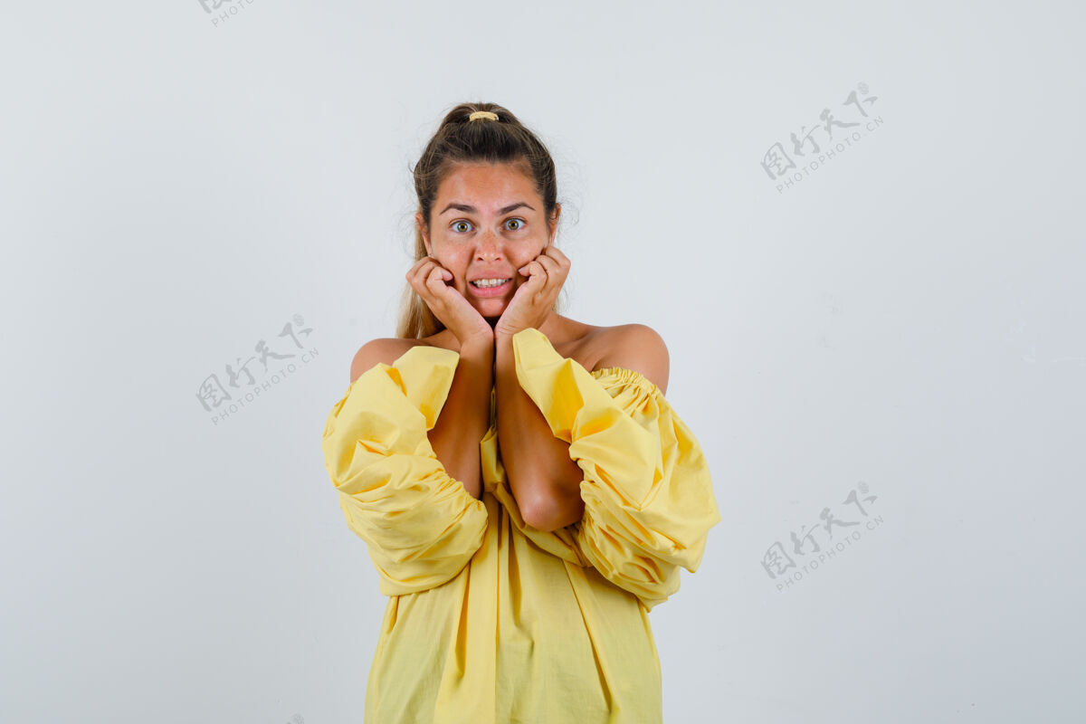 枕头一幅年轻女士的画像 她穿着黄色的衣服 双手枕着脸 正看着不安的前景色成人年轻手
