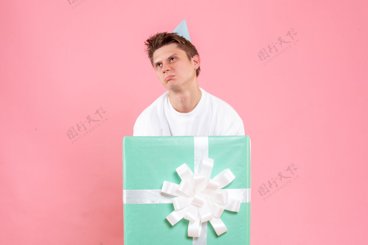 白色正面图：身穿白色衬衫 头戴鸭舌帽 粉色背景的年轻男性风景年轻男性礼物