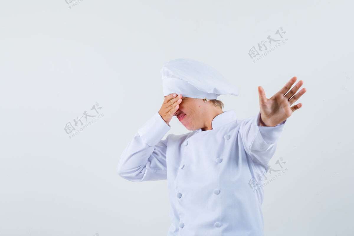 时尚穿着白色制服的女厨师摆出一副展示手机的样子 看起来很不满意可爱人喜欢