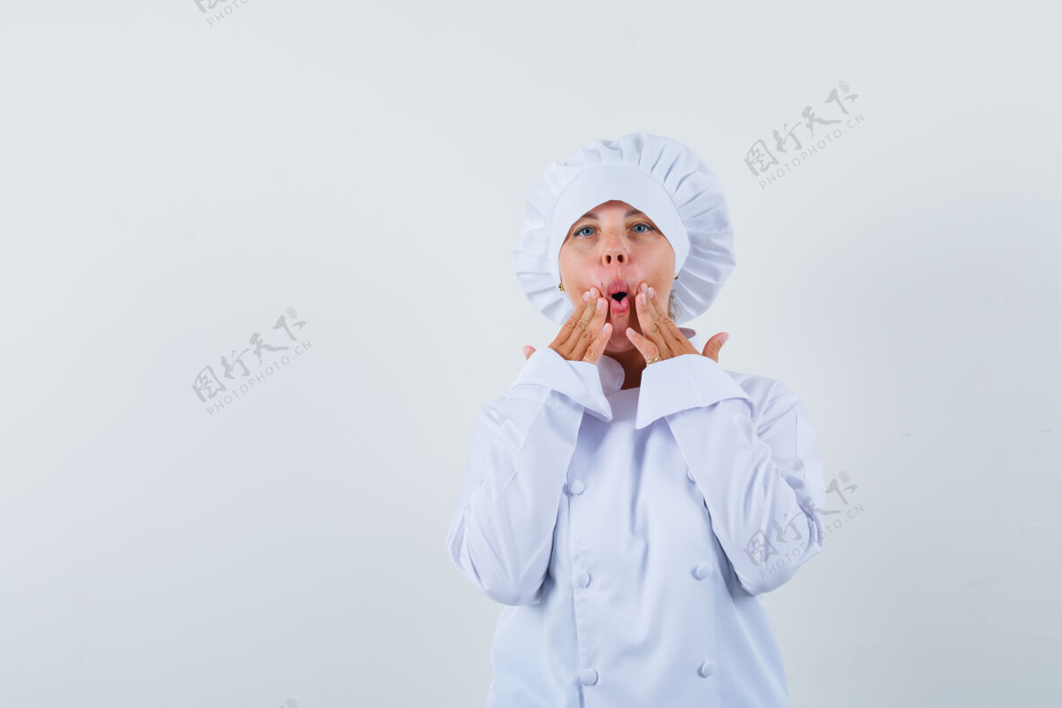 近一位身穿白色制服的女厨师手拉着手 撅着嘴唇 看上去很惊讶表情可爱学生
