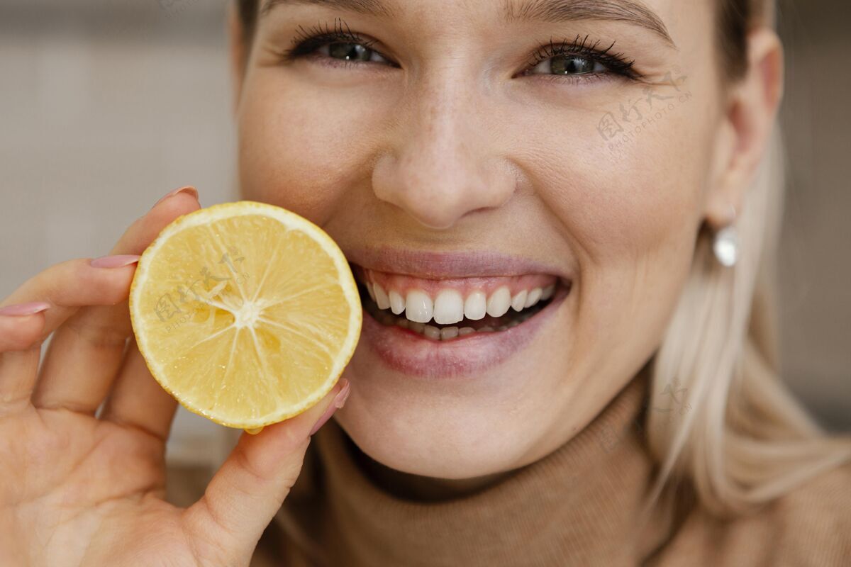 水平特写笑脸女人拿着柠檬片清洁室内环保