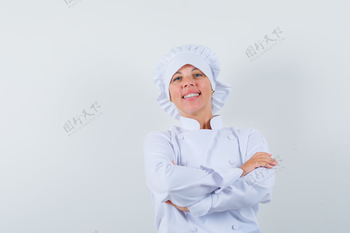 女士身穿白色制服的女厨师双手交叉站着 看上去很自信学生手臂时尚