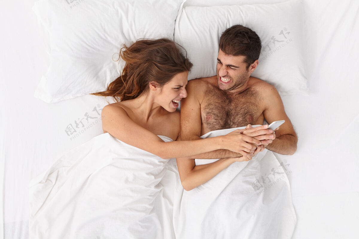 丈夫特写这对躺在床上白毯子下的夫妇上瘾镜头手机