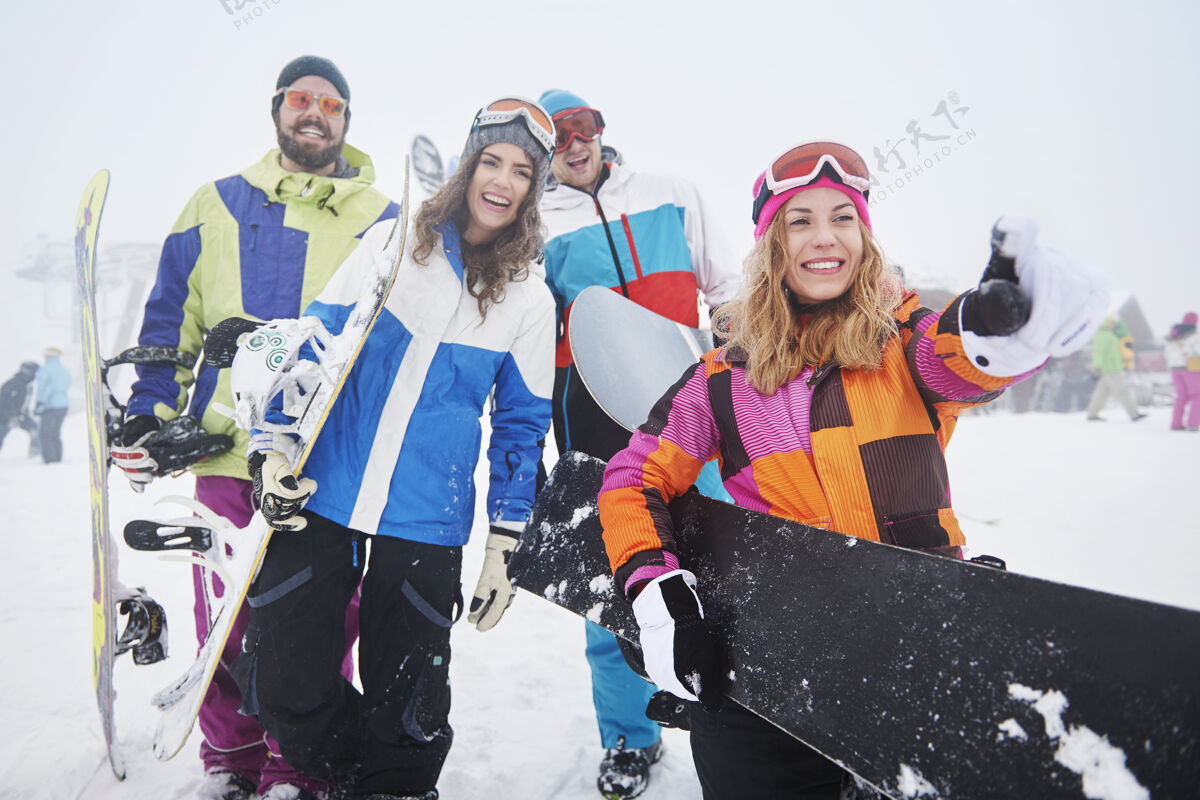 极限运动两对情侣在玩滑雪运动散步滑雪板
