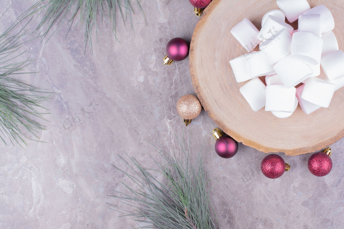 糕点美味的棉花糖放在木板上 周围是橡树球圣诞节装饰甜的