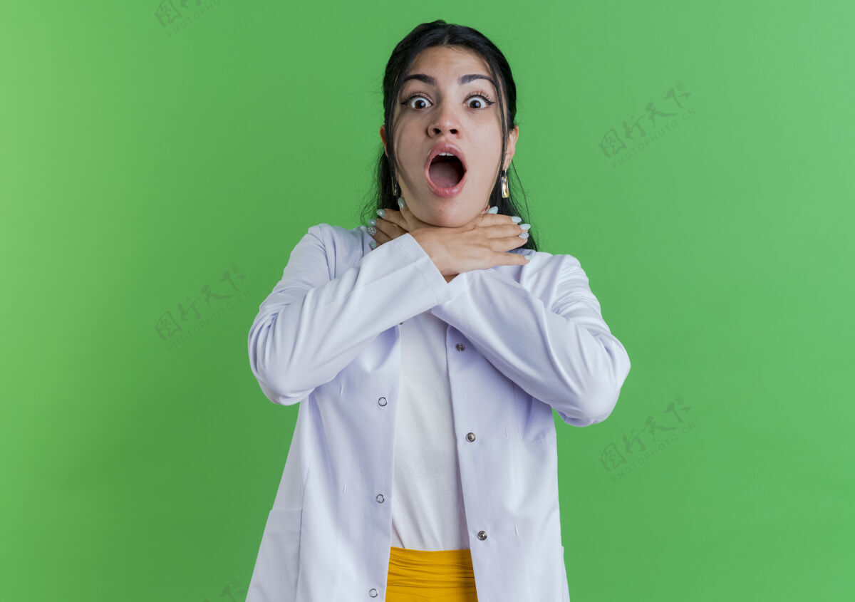 向上厌倦了年轻的女医生穿着医用长袍看着自己哽咽穿年轻专业